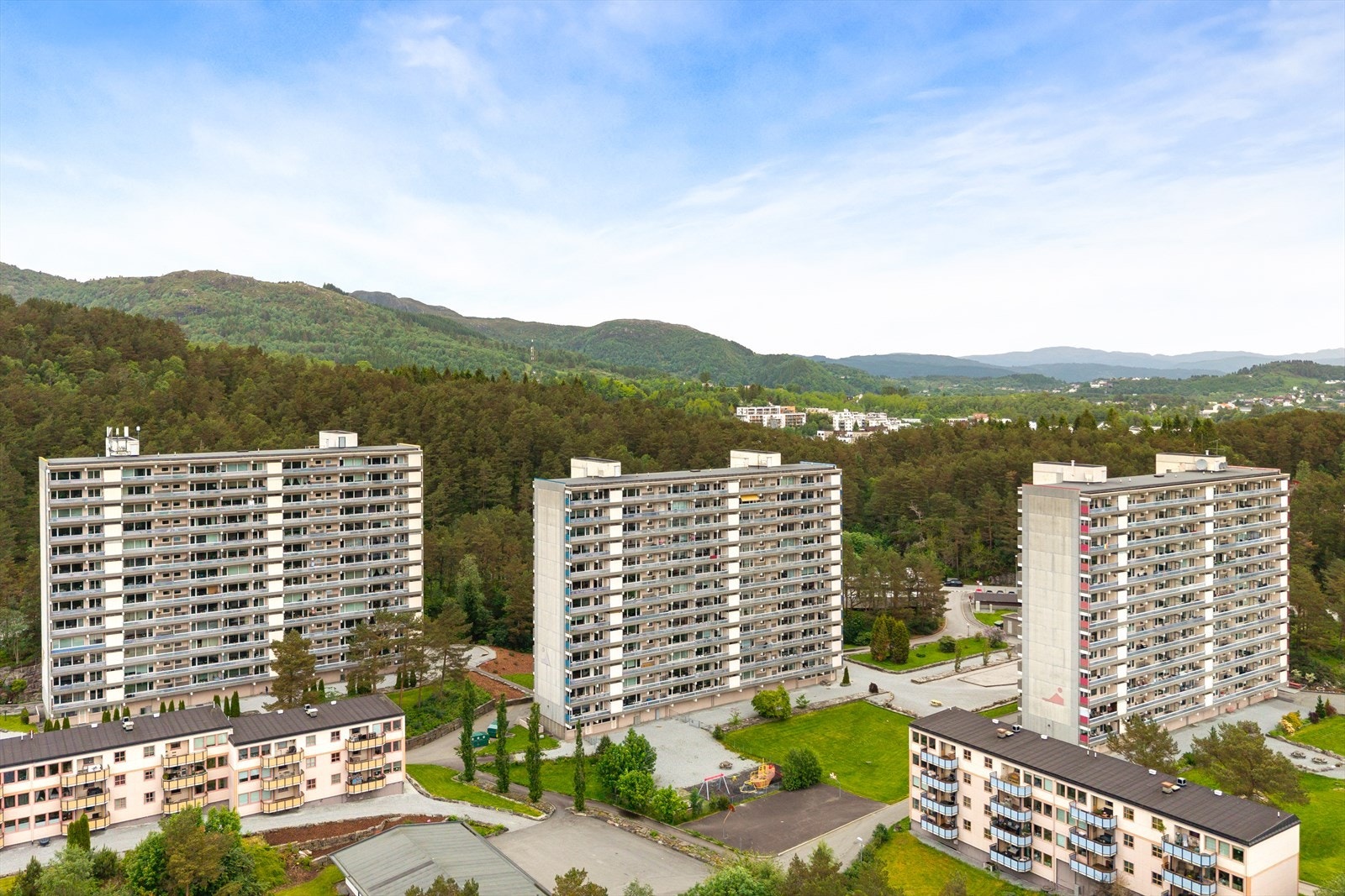Fra boligen er det ca. 17 minutters gange til Thon Senter Åsane. Galleribilde