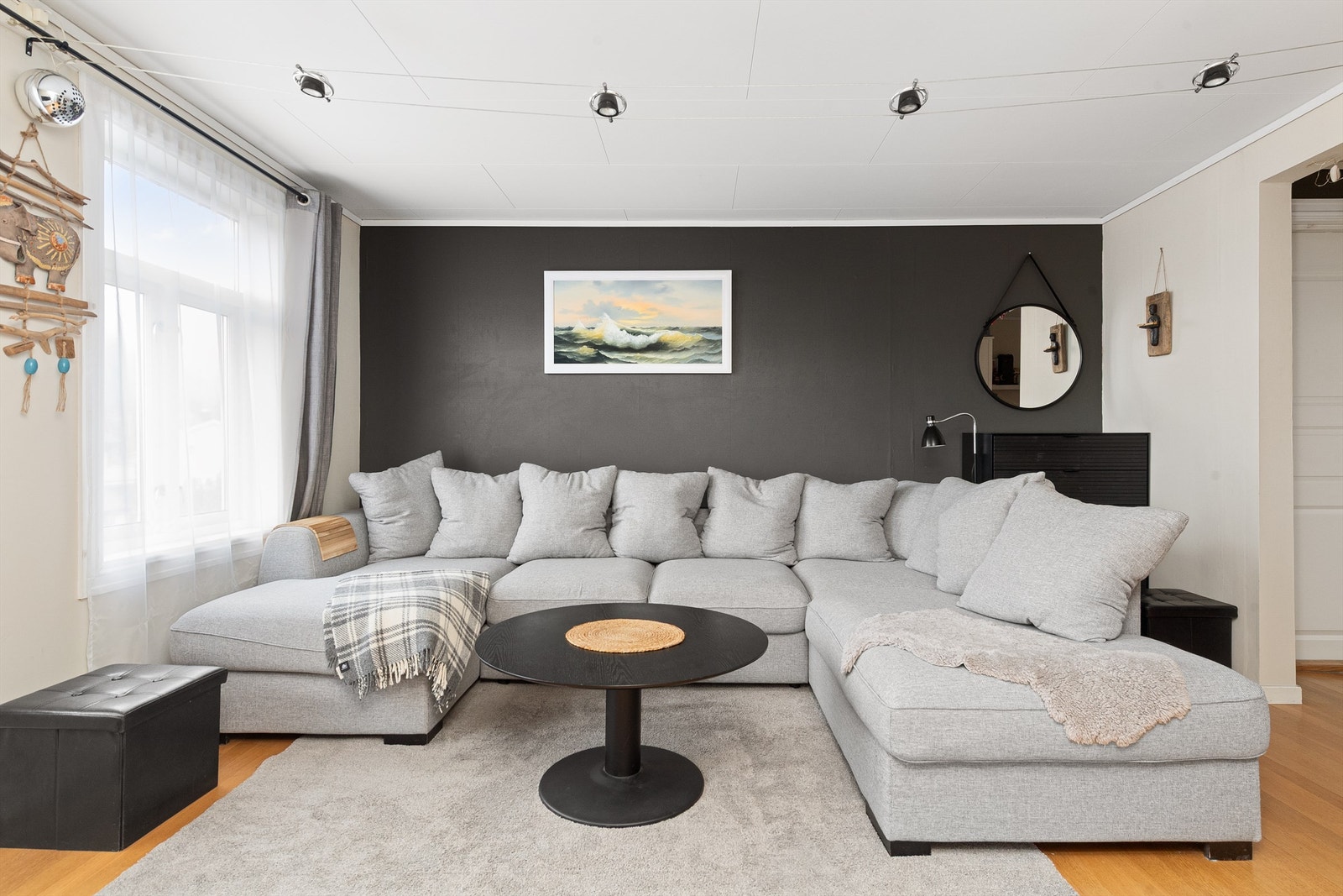 Stua er malt i moderne farger. Galleribilde