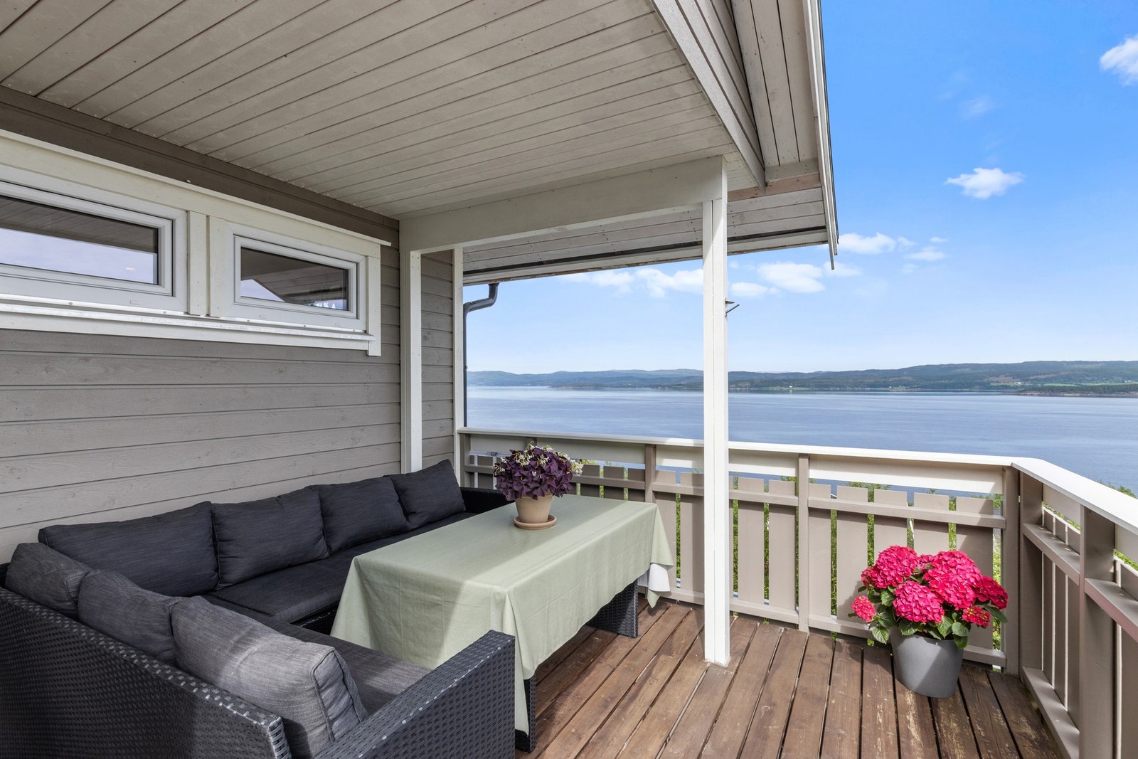 Delvis takoverbygd veranda. Galleribilde