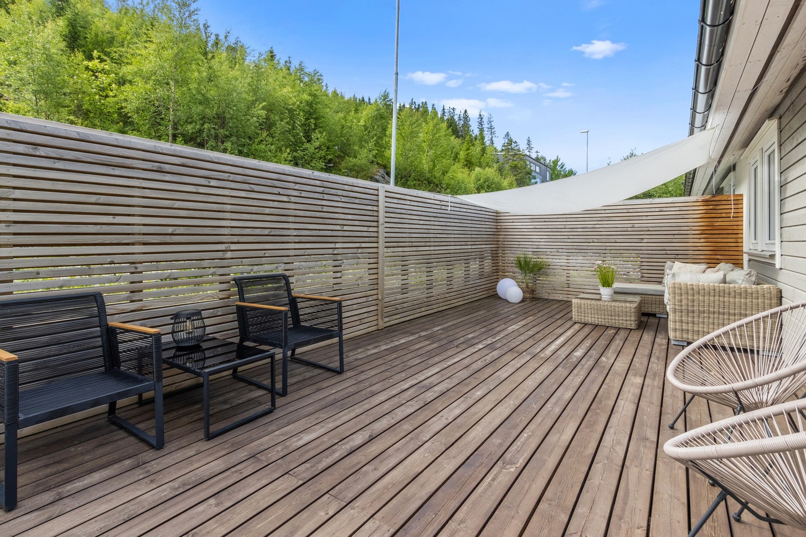 Boligen nyter også gode solforhold med egen opparbeidet sone på baksiden av huset. Galleribilde