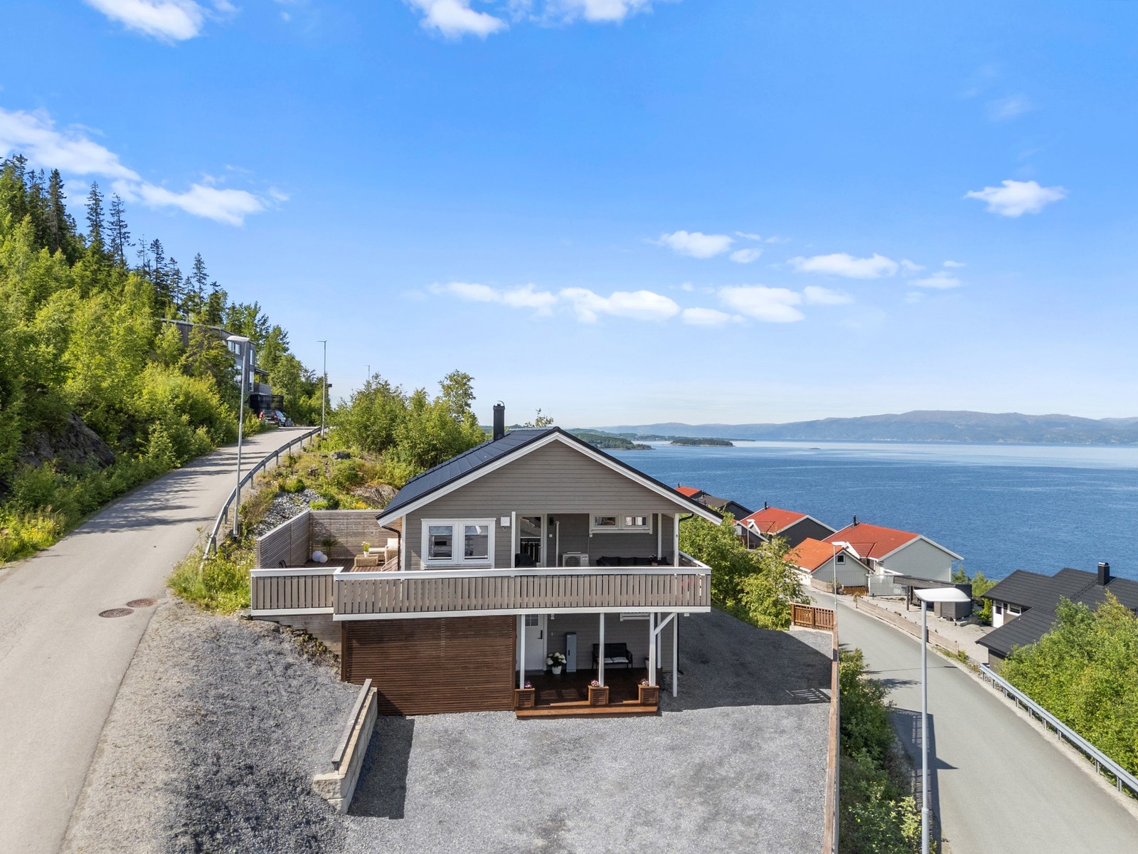 Her bor du i et rolig og etablert boligområde kun ca. 4 km fra Steinkjer sentrum. Galleribilde