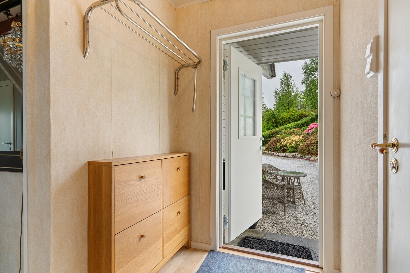 Velkommen inn til entré med plass til å henge av seg yttertøy Galleribilde