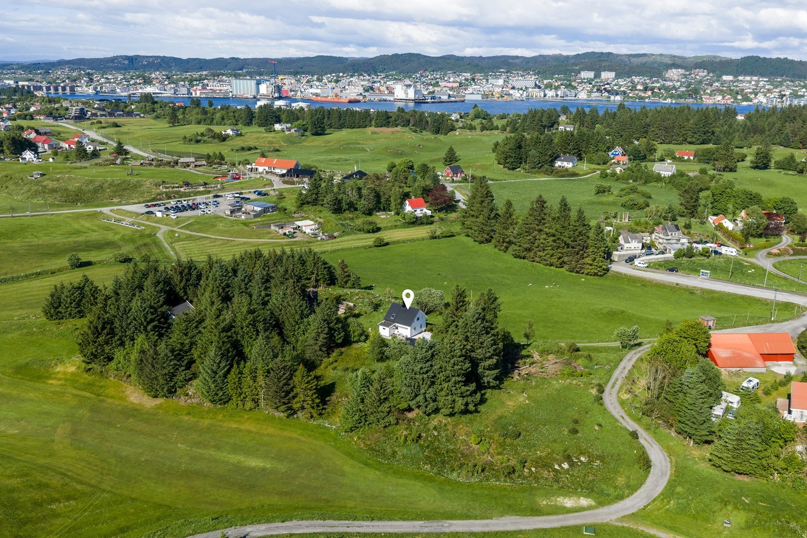 Eiendommen er på hele 97 dekar hvor mye av eiendommen leies ut til golfparkvirksomhet mot leieinntekter Galleribilde