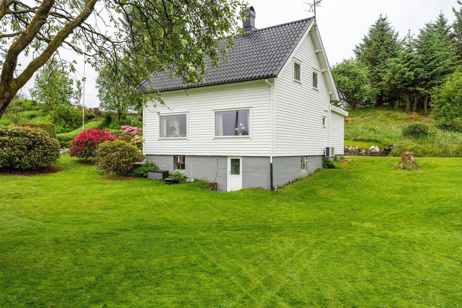 Herlig hage med god boltreplass til utelek Galleribilde
