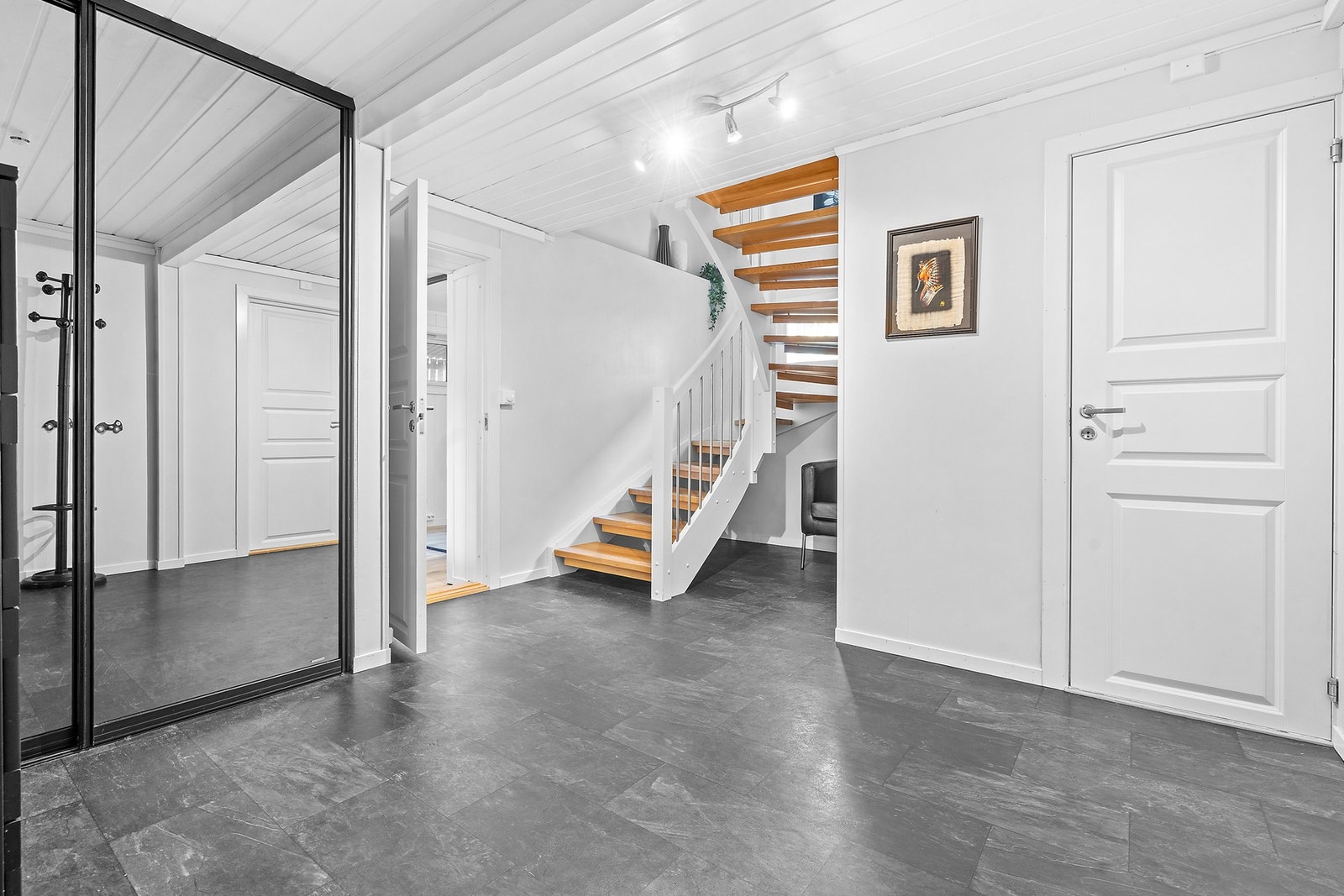 Den malte tretrappen fra 2014 binder etasjene sammen på en effektiv måte. Galleribilde