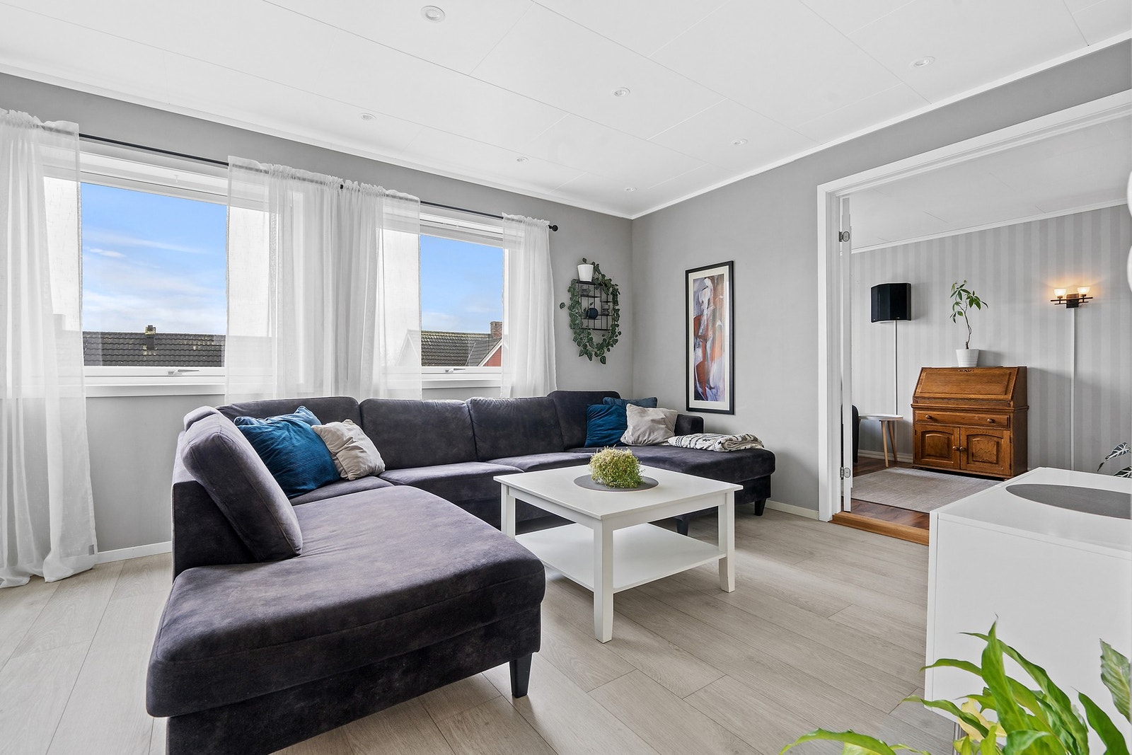 Stuen har plass til en romslig sofagruppe og har laminat på gulvet. Galleribilde