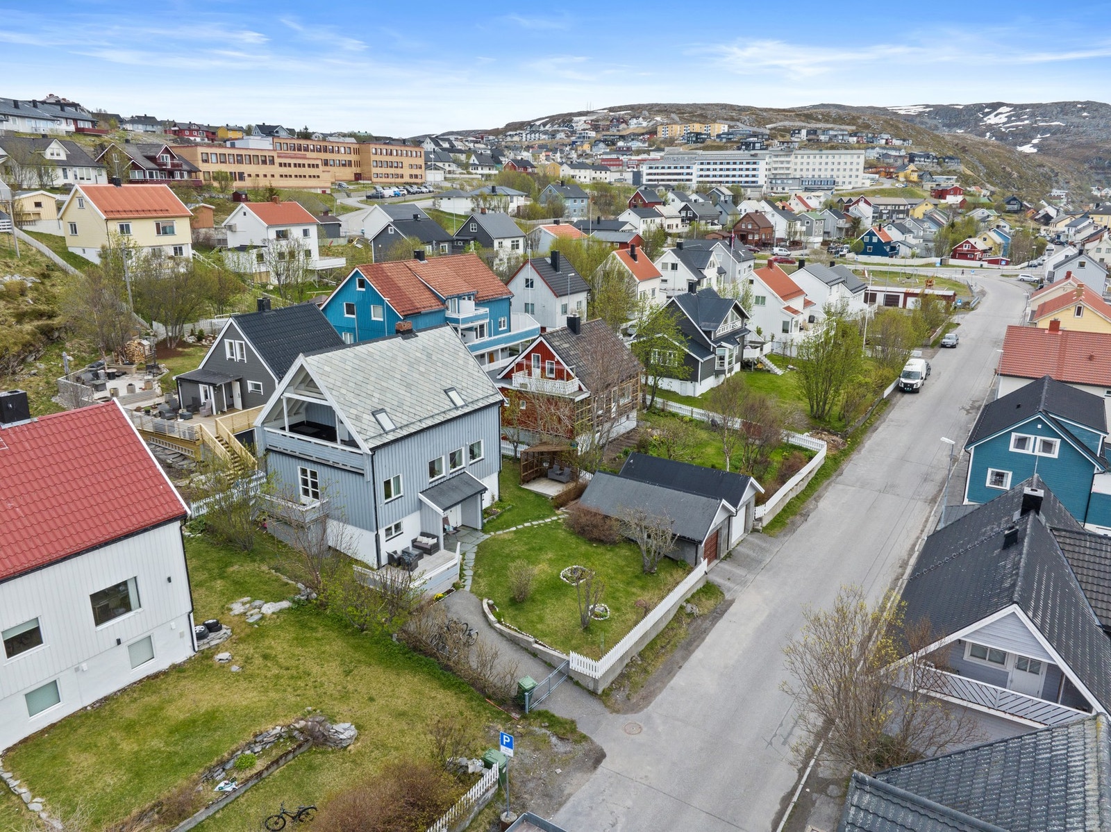 Nærmeste dagligvare, Coop Prix Fuglenes, ligger en 6-minutters spasertur fra boligen. Galleribilde