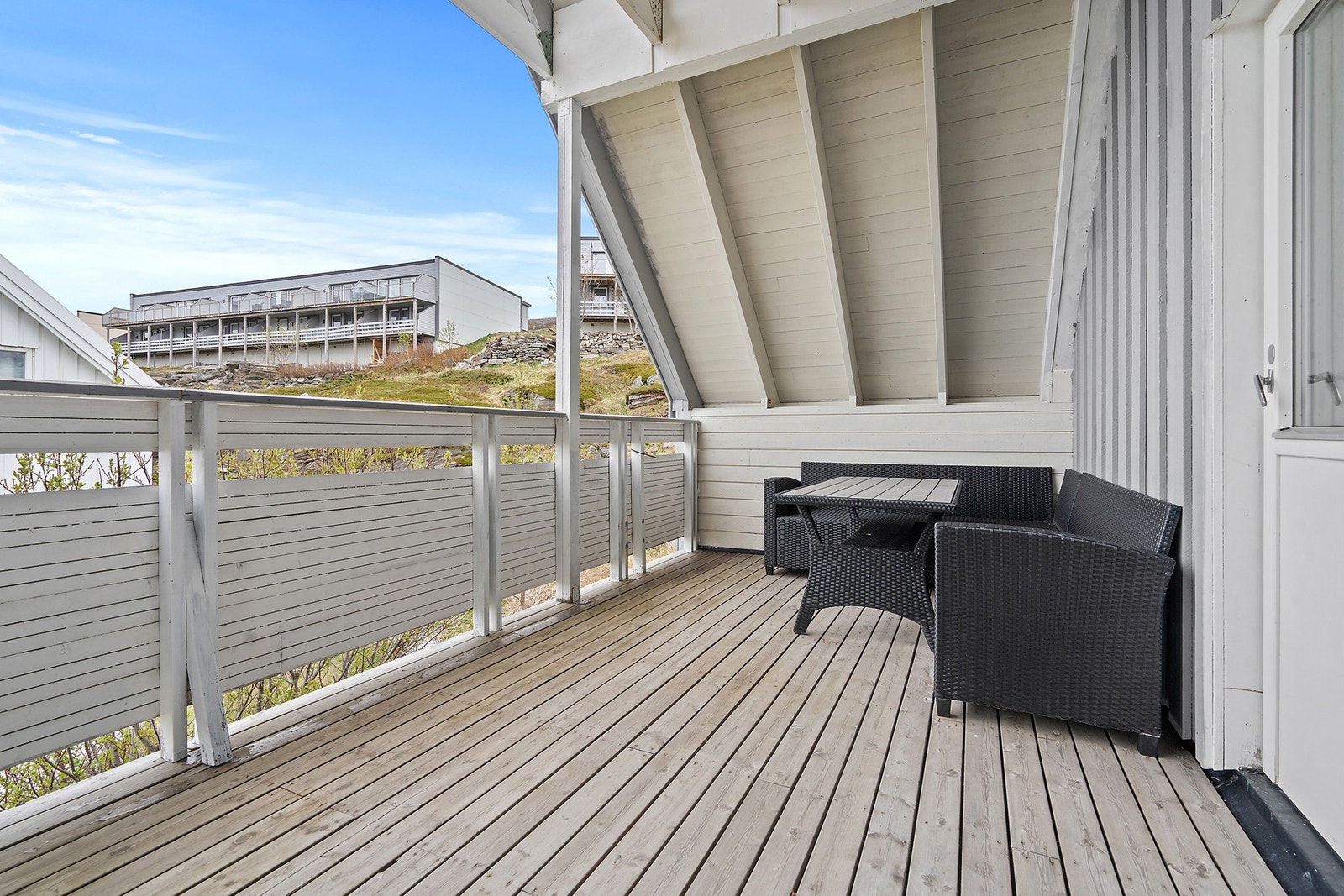 Den overbygde takterrassen på 19 m² er en skjermet og fin uteplass. Galleribilde