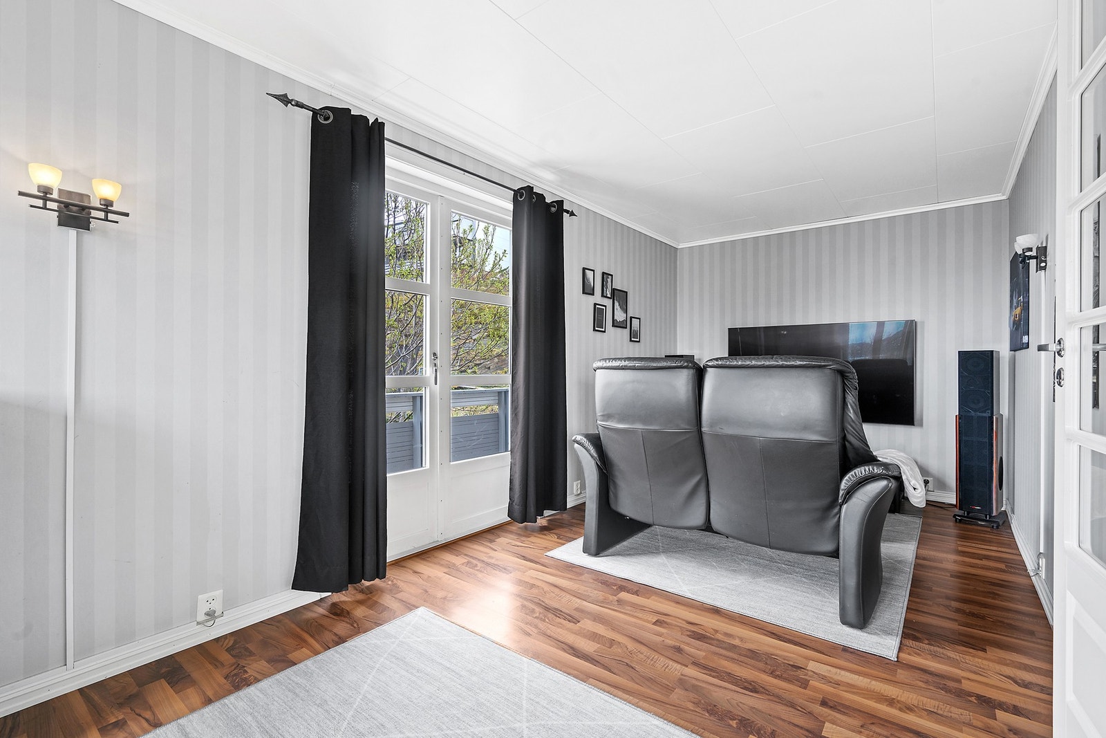Biblioteket fungerer utmerket som en ekstra TV-stue, med utgang til en veranda på 5 m². Galleribilde