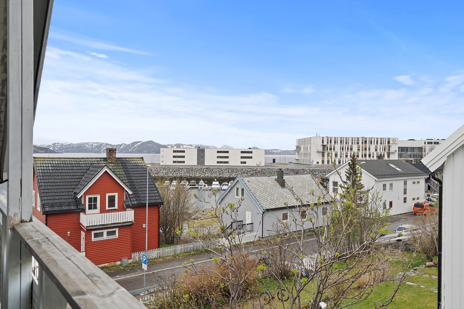 Fra boligen er det utsikt mot sjøen og nærområdet. Galleribilde