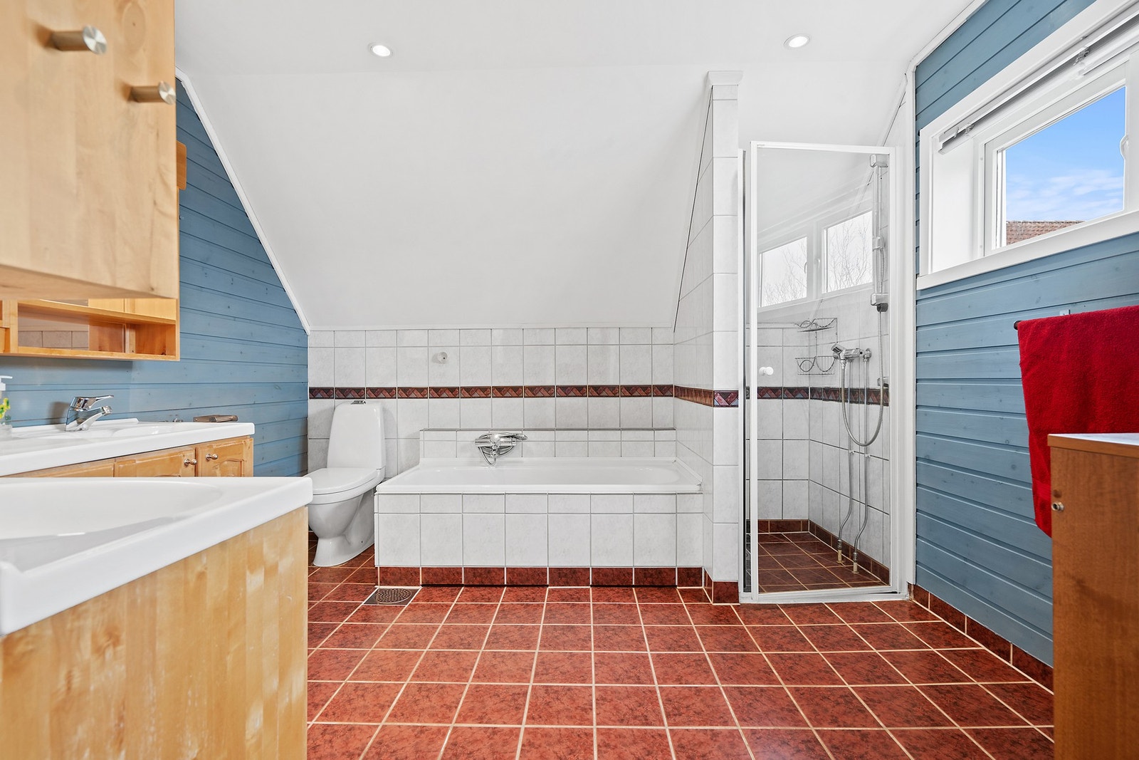 Badet på loftet er fra 1998 og har flislagt gulv med elektriske varmekabler, badekar og dusjhjørne. Galleribilde