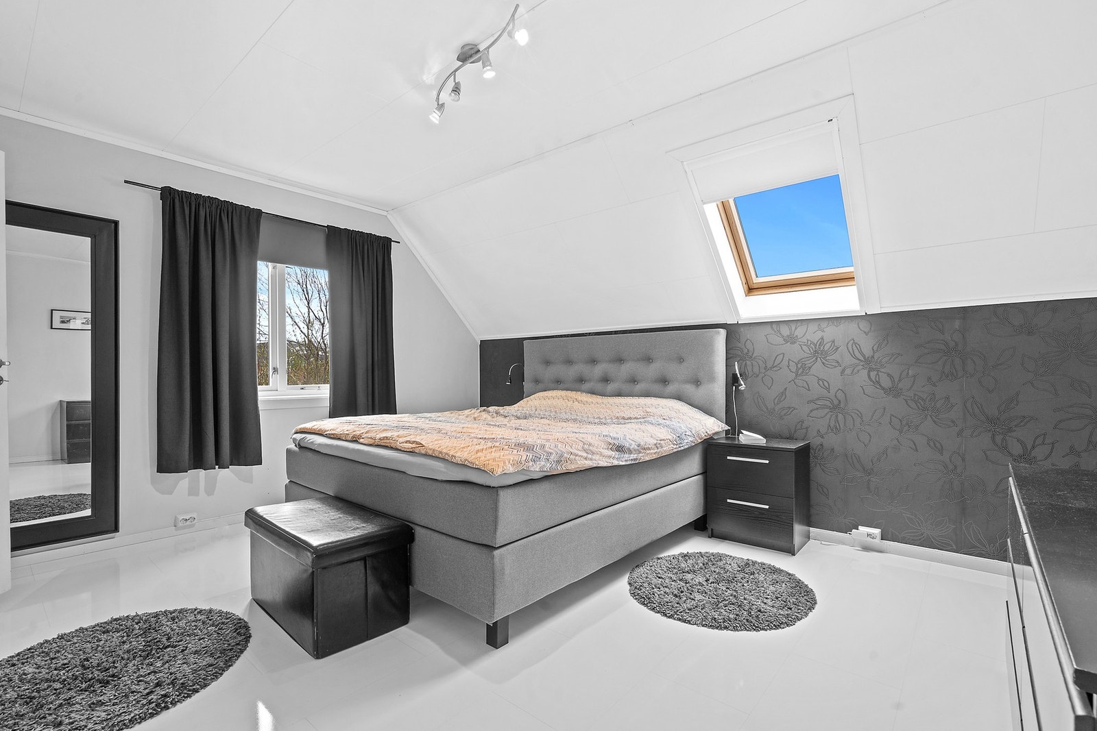 Hovedsoverommet på loftet har takvindu som slipper inn rikelig med dagslys. Galleribilde