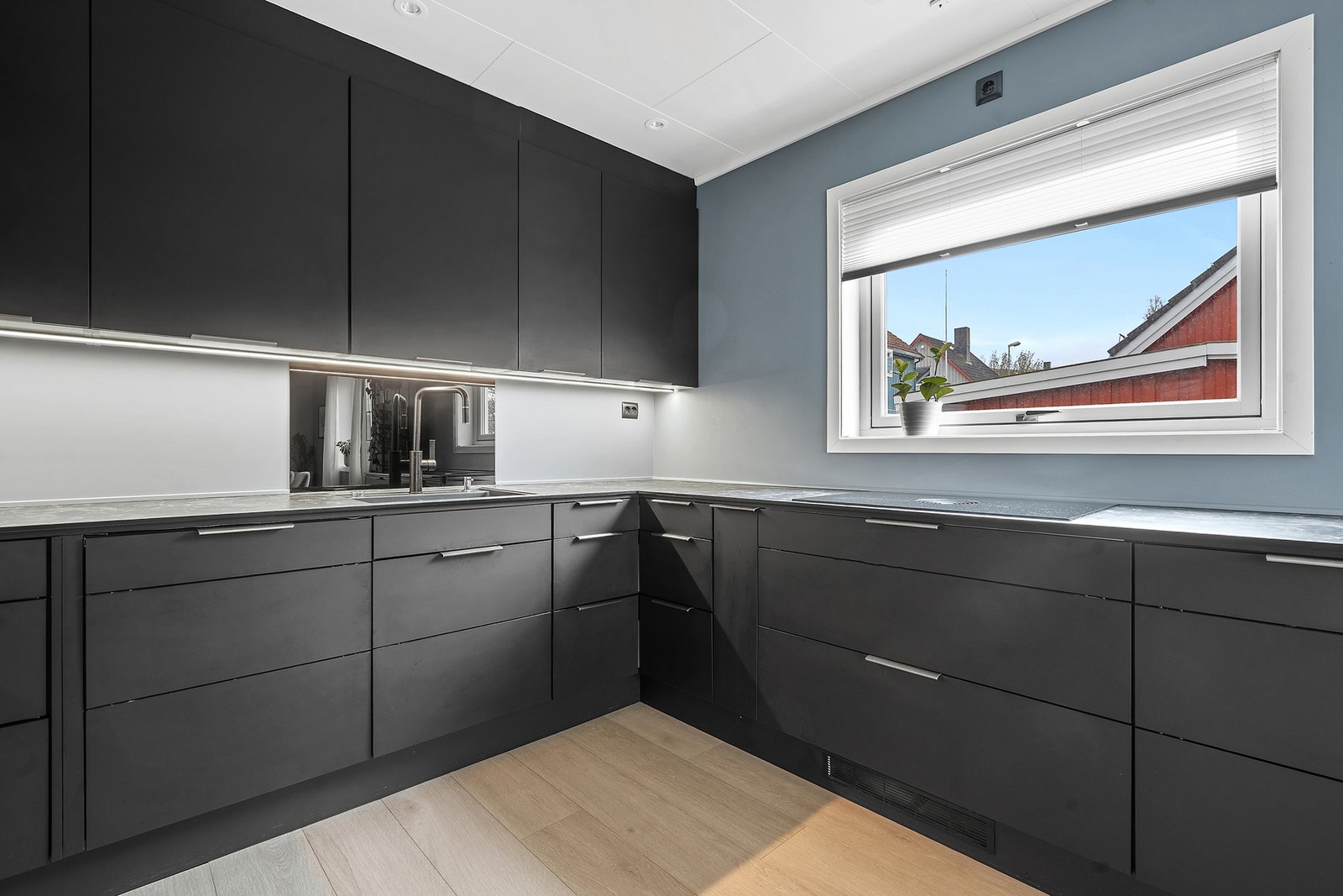 Innredningen har glatte, mørke fronter og rikelig med skap- og benkeplass. Galleribilde