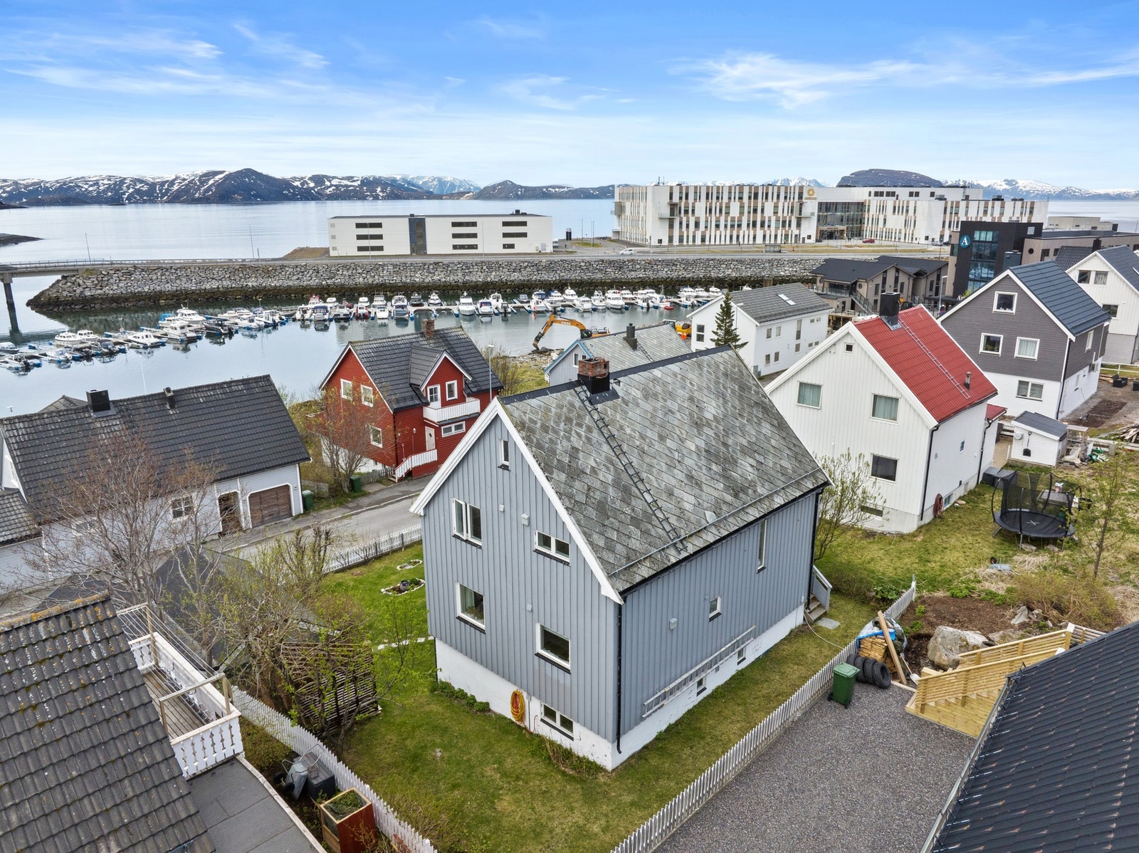 Det er kort vei ned til sjøen og småbåthavnen. Galleribilde