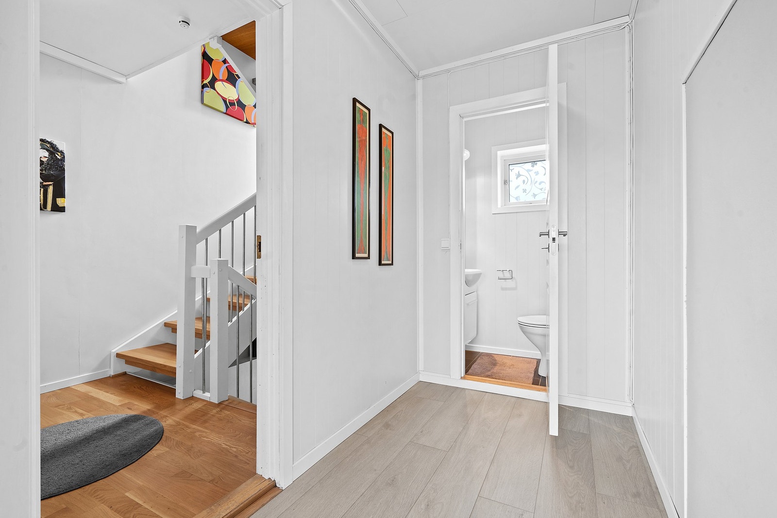 I første etasje finner du gang, toalettrom, stue, bibliotek og kjøkken. Galleribilde