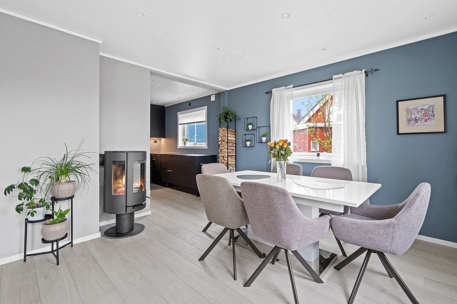 Spisestuen ligger i åpen forbindelse med kjøkkenet, perfekt for sosiale sammenkomster. Galleribilde