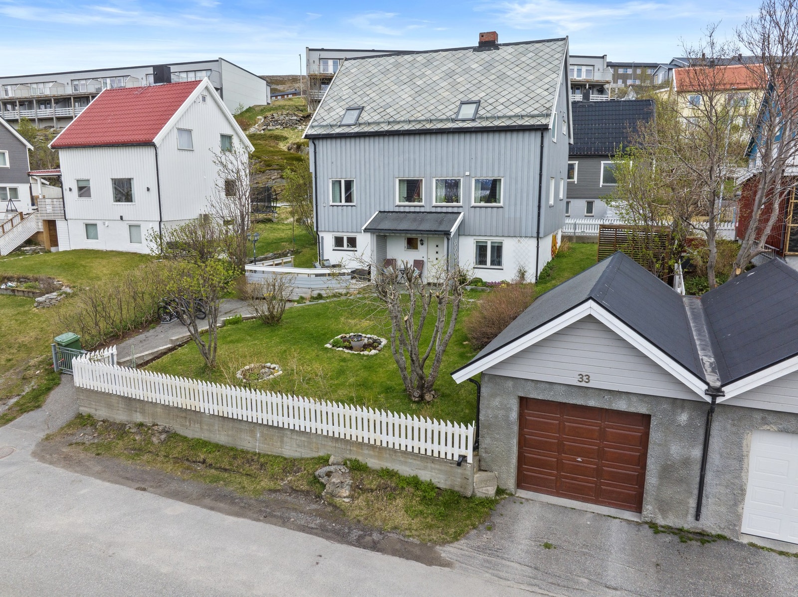 Enebolig fra 1952 med tilbygg fra 1997. Taket er tekket med altaskifer, og eiendommen inkluderer en andel i fellesgarasje. Galleribilde