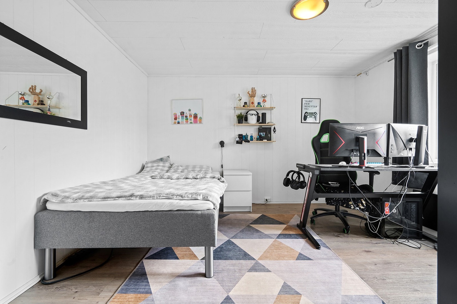 Ett av to soverom i underetasjen, med plass til seng og skrivepult. Galleribilde