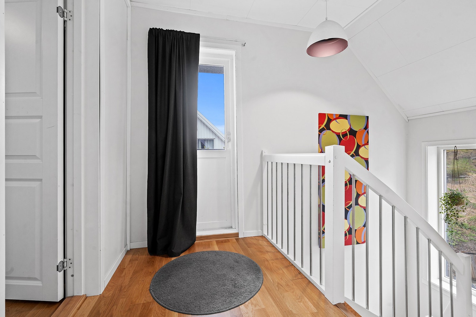 Fra trapperommet på loftet er det utgang til den overbygde takterrassen. Galleribilde