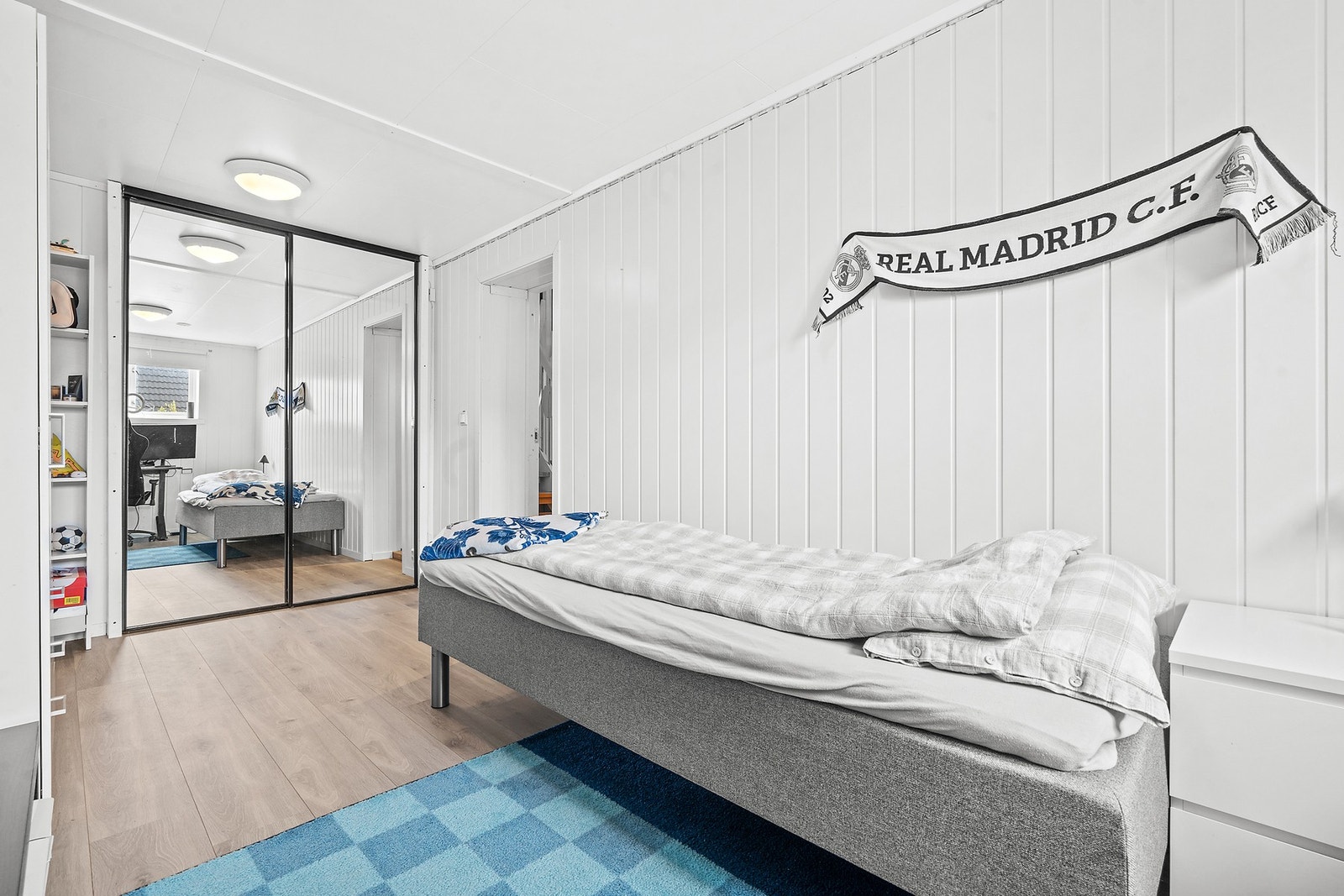 Praktisk garderobe med speilfronter gir god oppbevaringsplass. Galleribilde