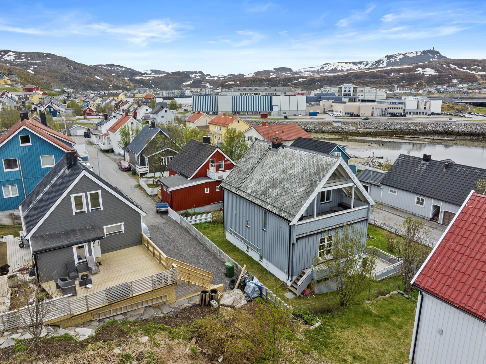 Boligen ligger i Fuglenes/Rossmolbukta, et område med nærhet til både natur og sentrum. Galleribilde