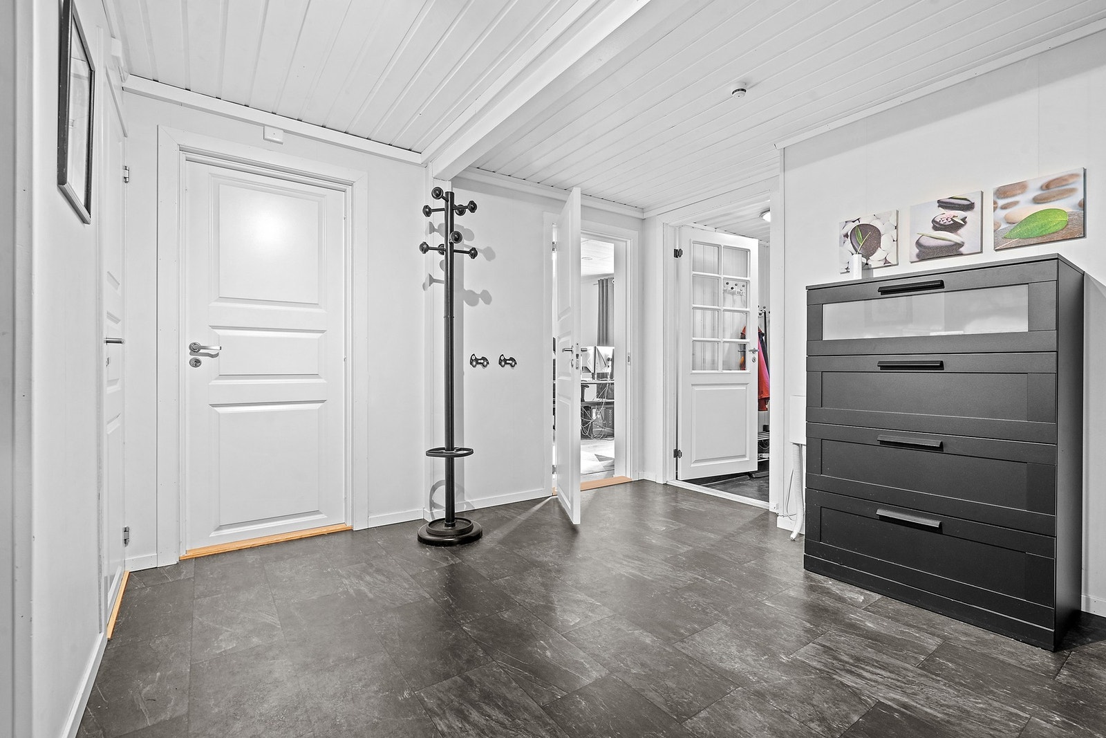 Boligens inngangsparti og hall ligger i underetasjen, med god plass til yttertøy og sko. Galleribilde
