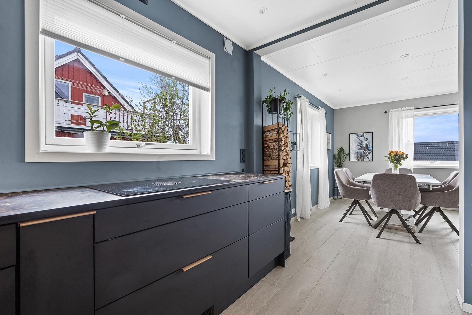 Kjøkkenet ble oppgradert i 2020 og har en slitesterk laminatbenkeplate. Galleribilde