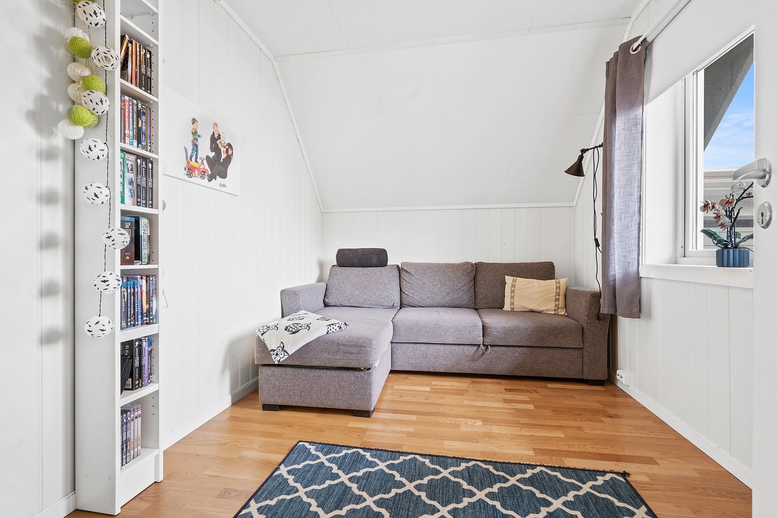 Loftet har en praktisk gang som kan innredes som en liten TV-krok. Galleribilde