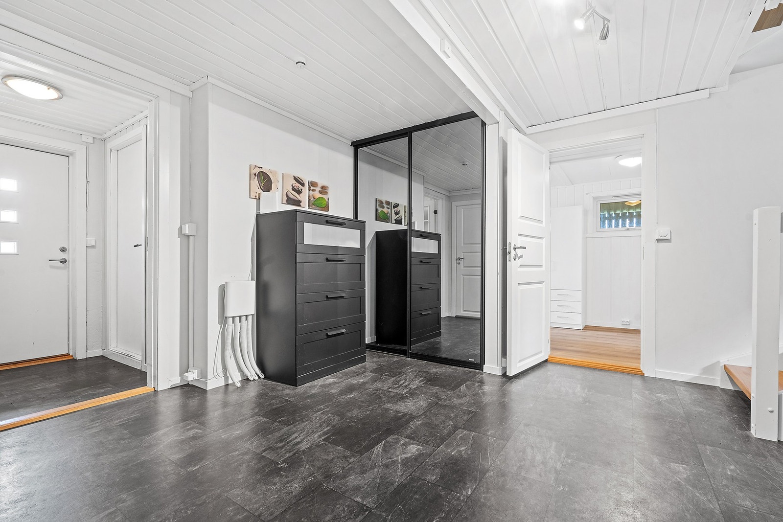 Fra hallen er det tilgang til to soverom, bad, vaskerom og bod. Galleribilde