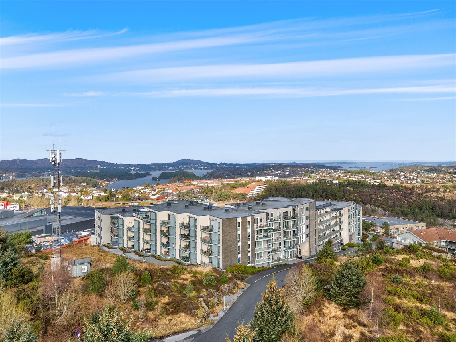 Leiligheten befinner seg i populære Straumsfjellet Panorama med gangavstand til Sartor senter. Galleribilde