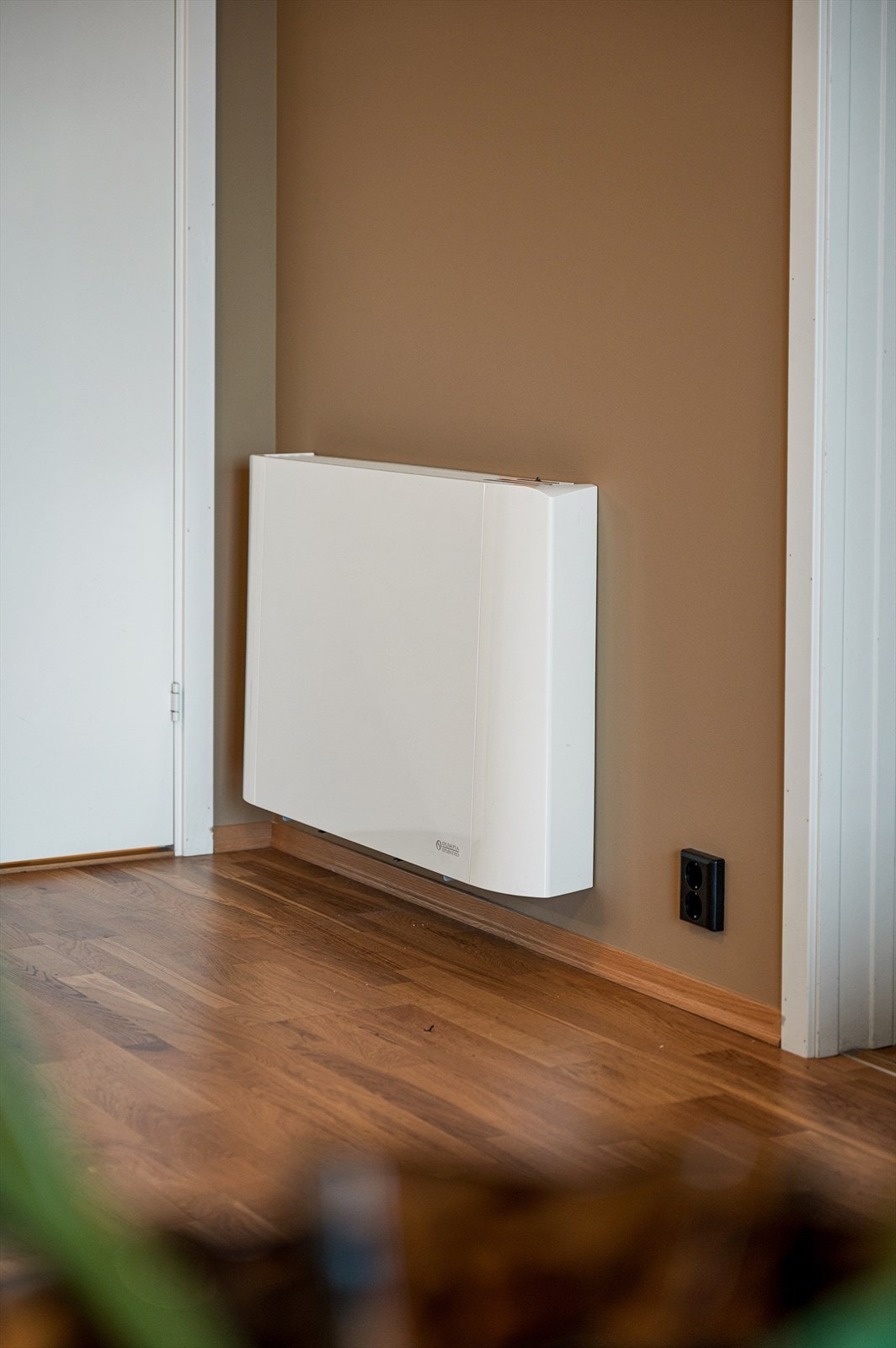 Leiligheten blir raskt varmet opp av radiator i stue. Denne kan tas på både varme og nedkjøling. Galleribilde