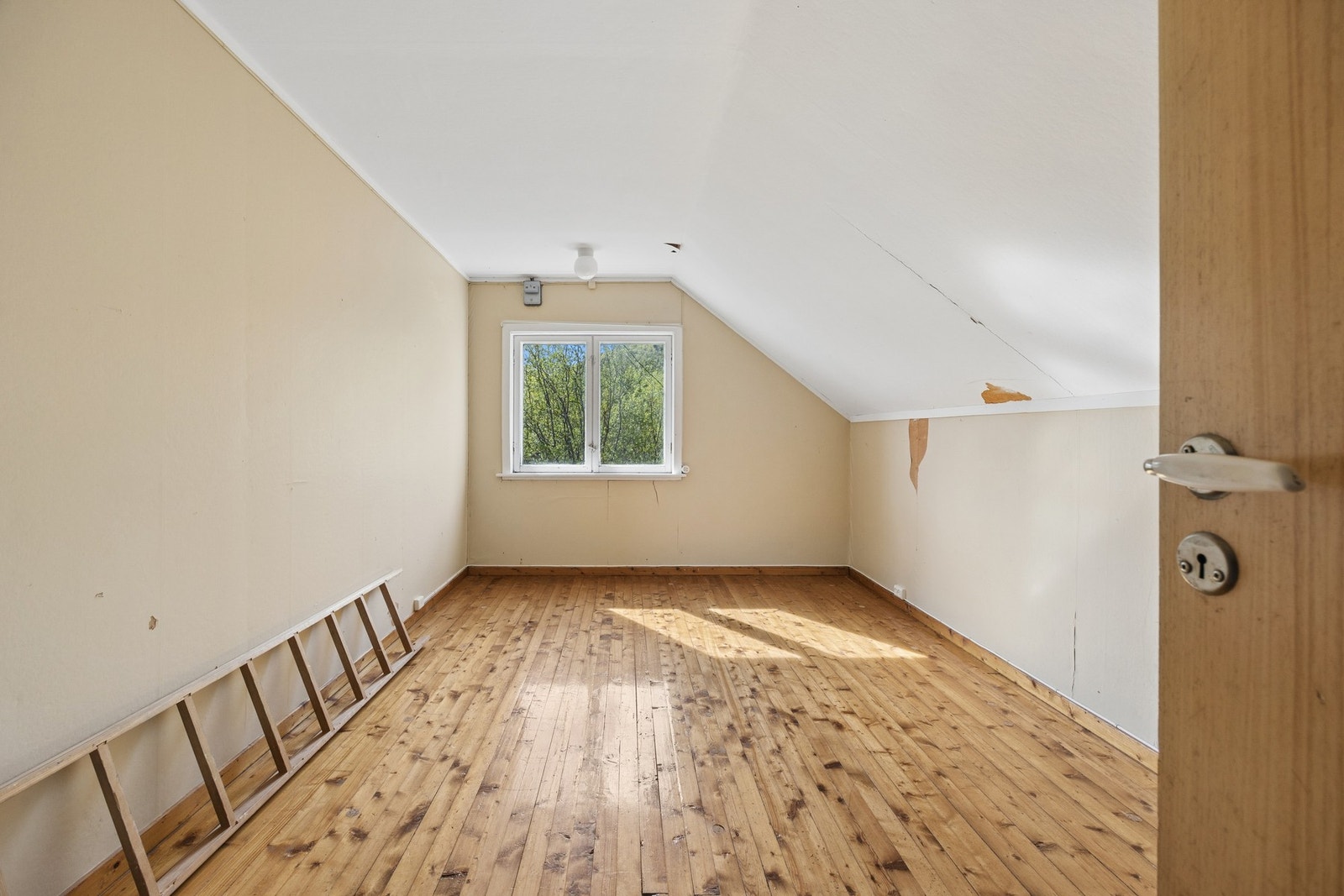 Loftsetasjen inneholder flere soverom med originale tregulv. Galleribilde