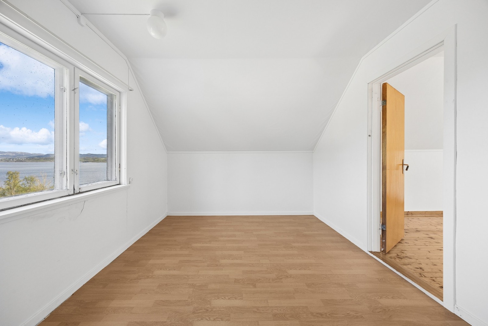Fra dette soverommet er det utsikt mot fjorden. Galleribilde