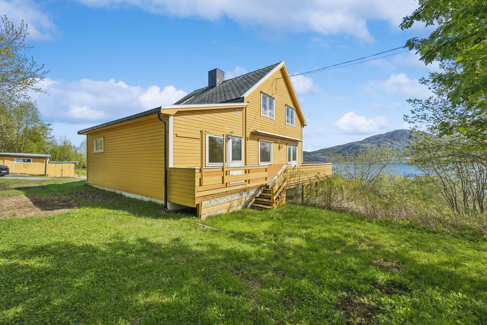 Enebolig med stor tomt og en flott beliggenhet ved fjorden. Galleribilde