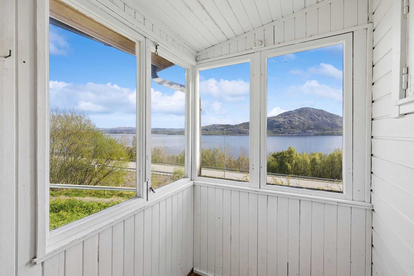 Fra flere av boligens rom har man en vidstrakt utsikt over Kåfjorden. Galleribilde