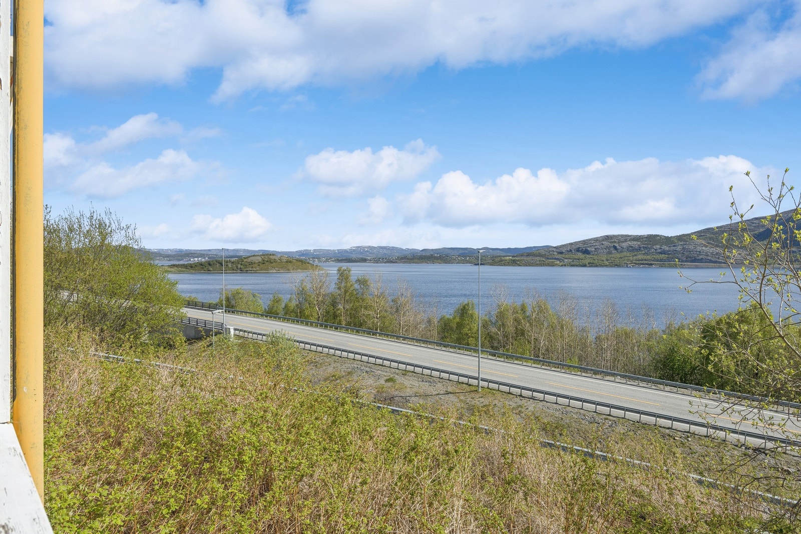 Utsikt fra eiendommen mot fjorden og landskapet rundt. Galleribilde