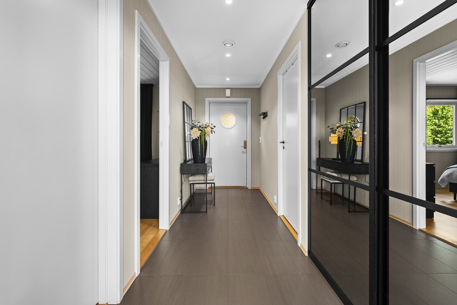 Her er det god plass til entrémøbler som kommode, skohylle, stumtjener og ytterliggere møblement. Praktisk skyvedørsgarderobe med speilfronter Galleribilde