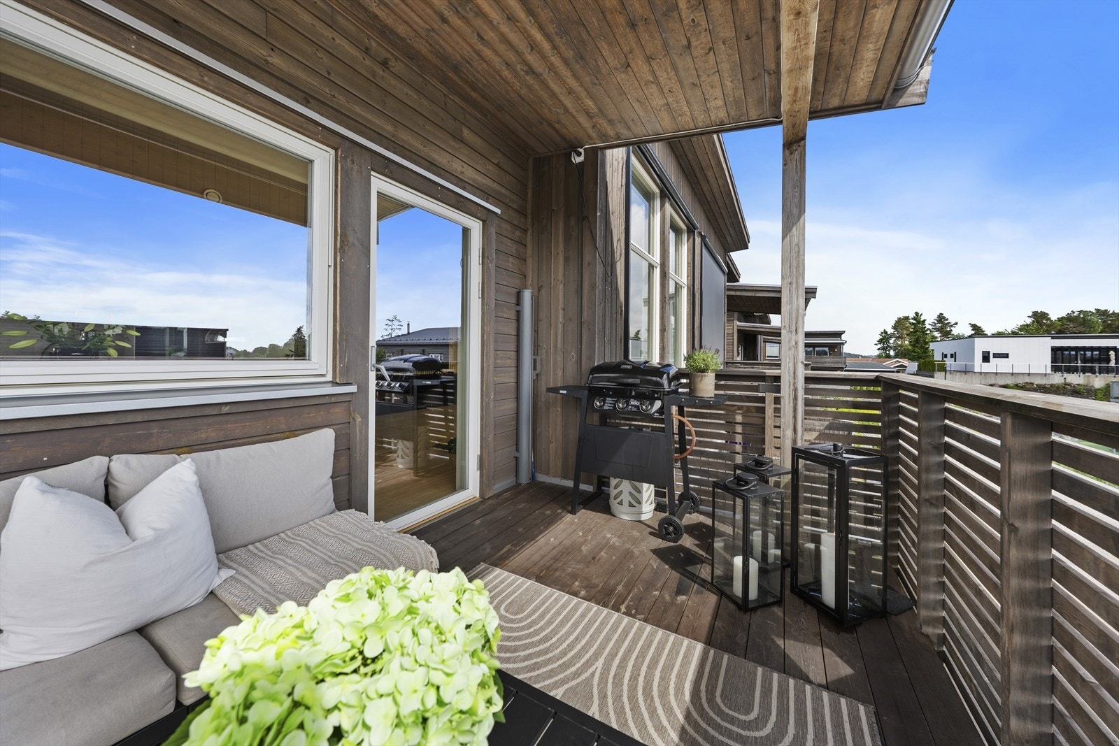 Romslig veranda med plass til møblement og grill Galleribilde