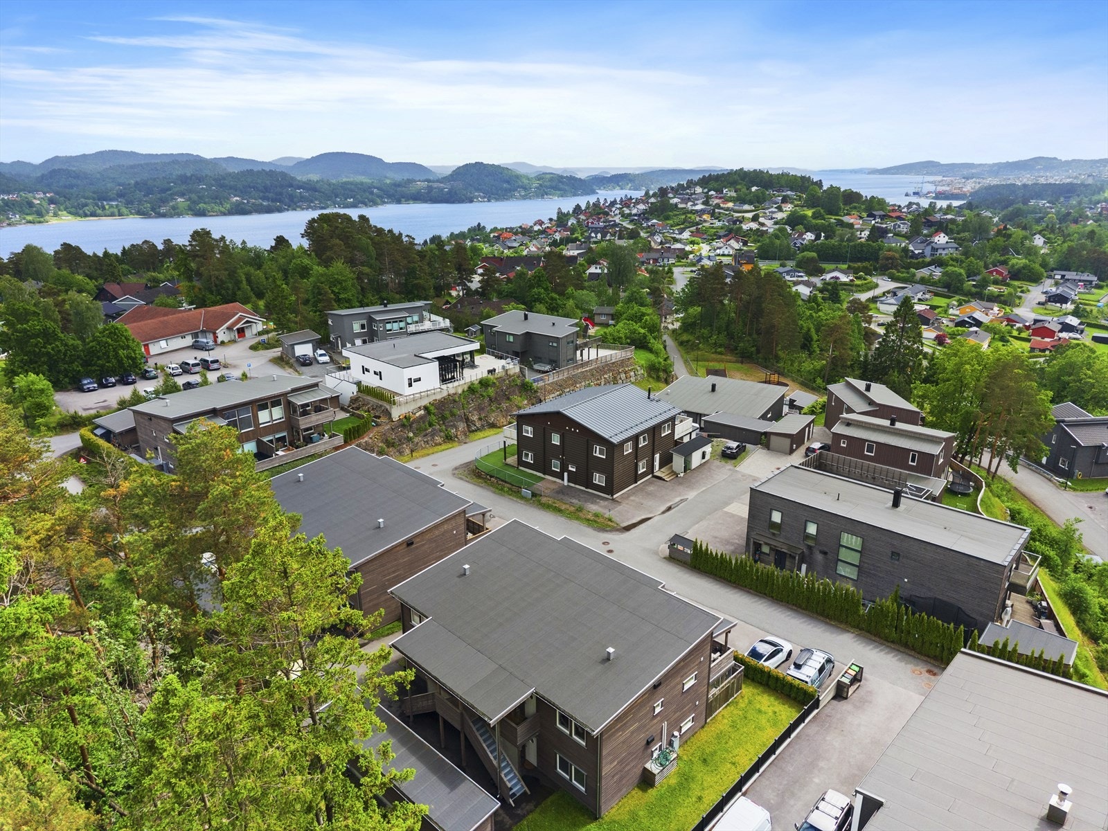Vakre rekreasjonsområder i nærområdet med turstier/lysløype og kort vei til sjøen med badestrand og båthavn badeplasser Galleribilde