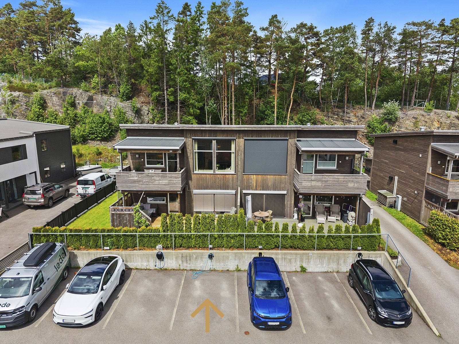 Parkering på nummerert oppstillingsplass med elbillader Galleribilde