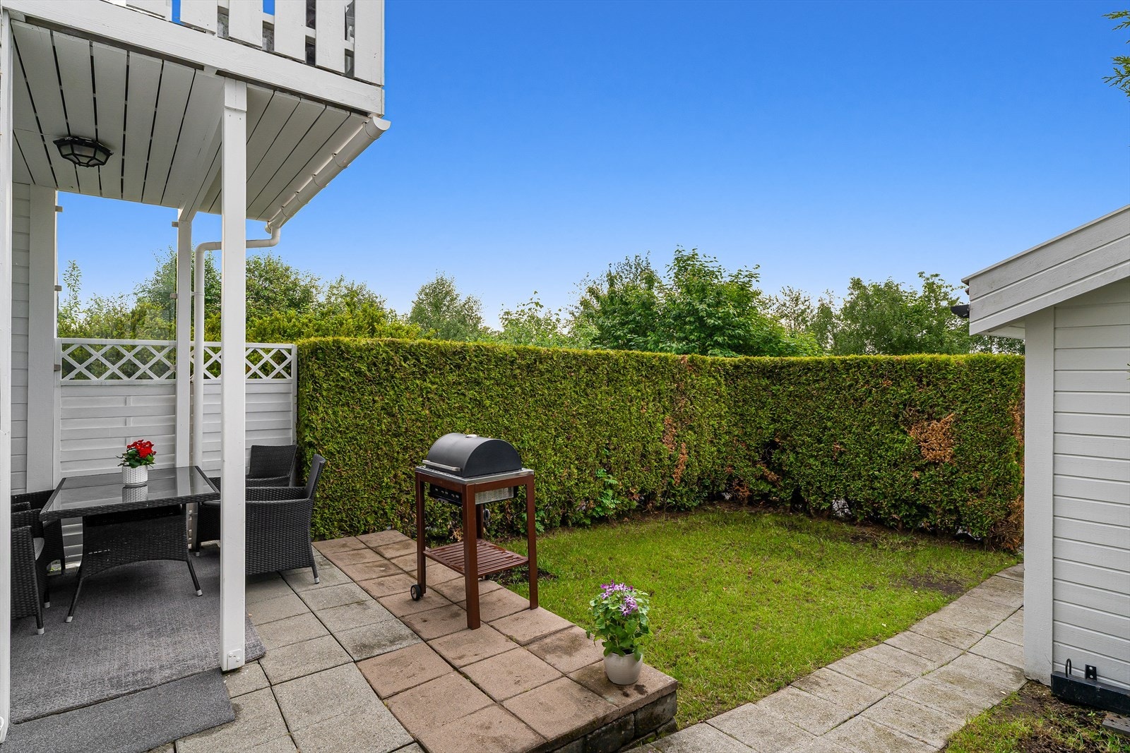 Fra stuen er det utgang til en skjermet terrasse hageflekk. Galleribilde