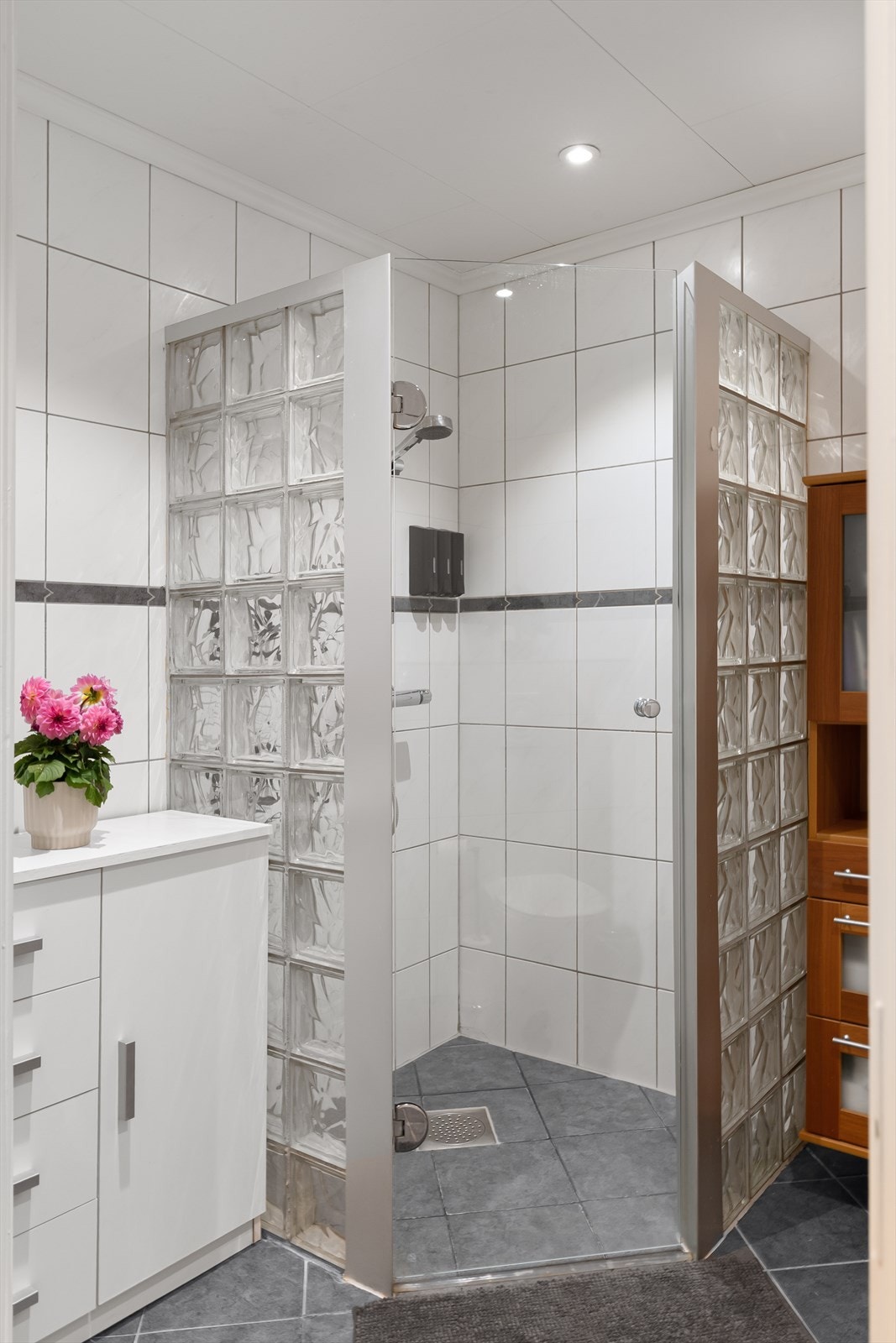 Badet har en praktisk dusjnisje Galleribilde