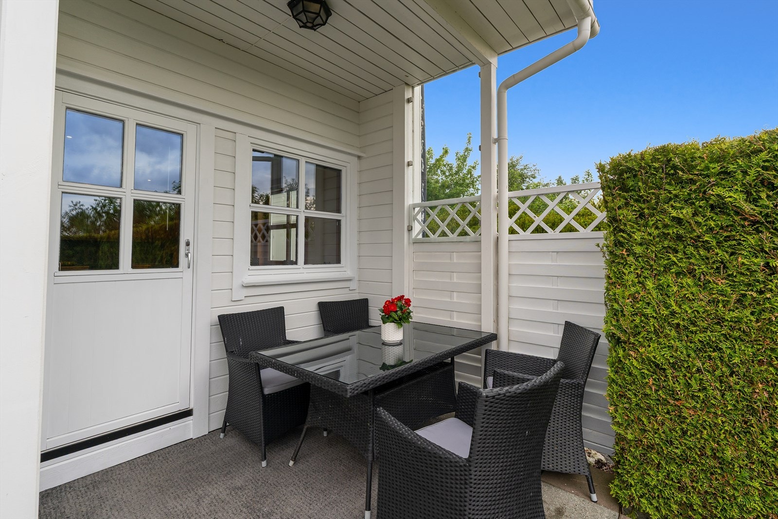 Den delvis overbygde terrassen har god plass til en sittegruppe. Galleribilde