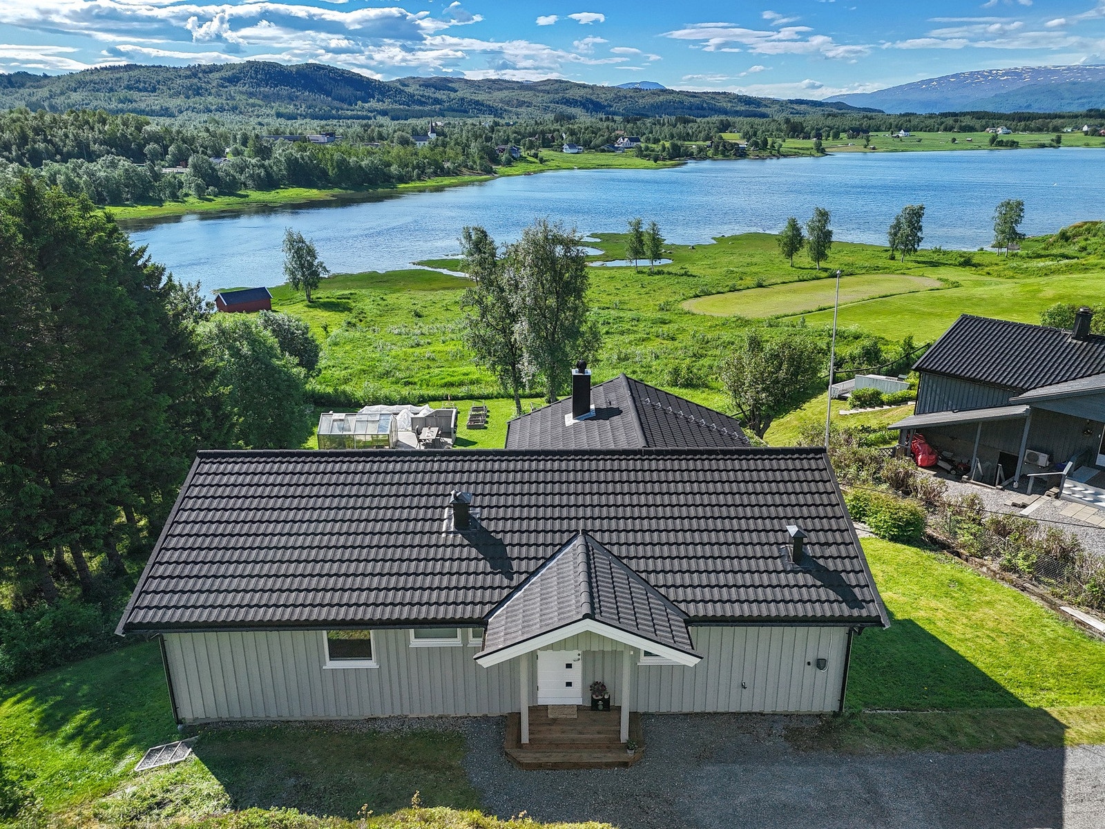 Velkommen til denne flotte eneboligen omringet av fantastiske omgivelser i Åkervikveien 3! Galleribilde