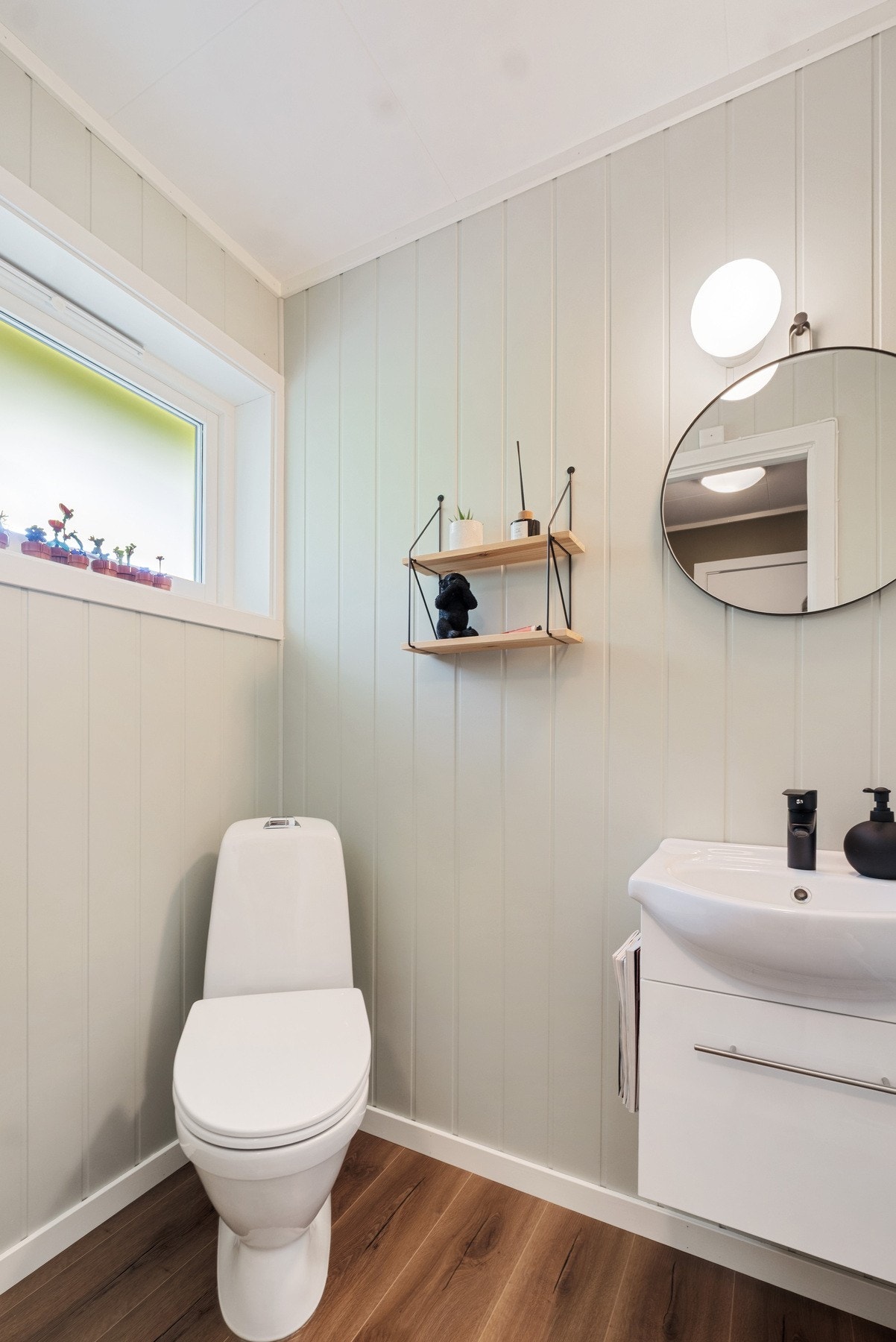 Eget WC-rom med toalett og servant Galleribilde