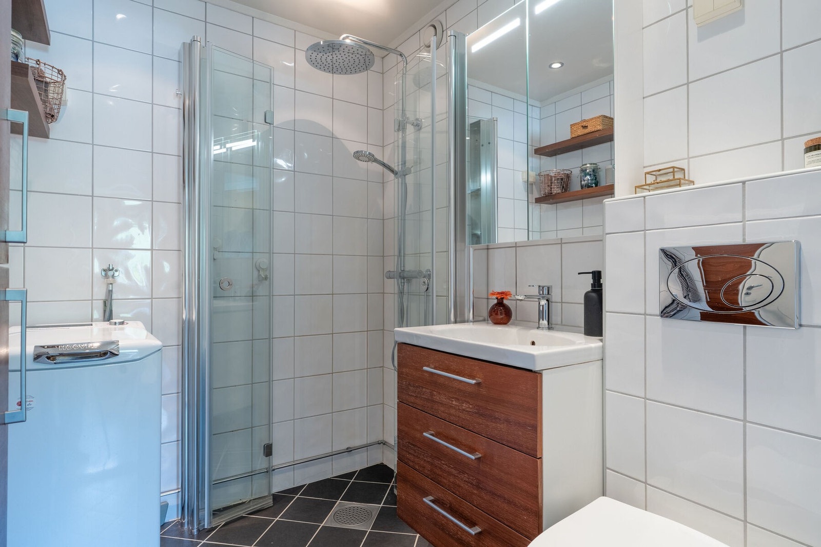 I 2025 ble badet oppgradert med nytt armatur, dusjhode og glass dusjevegger. Det ble også montert nytt ettgreps servantbatteri samt speilskap med integrert belysning og strømuttak. Galleribilde