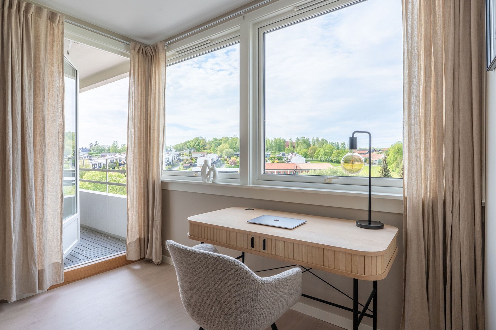 Plass til hjemmekontor, med naturlig lys og rolige omgivelser som legger til rette for hyggelig og komfortable hjemmekontordager Galleribilde