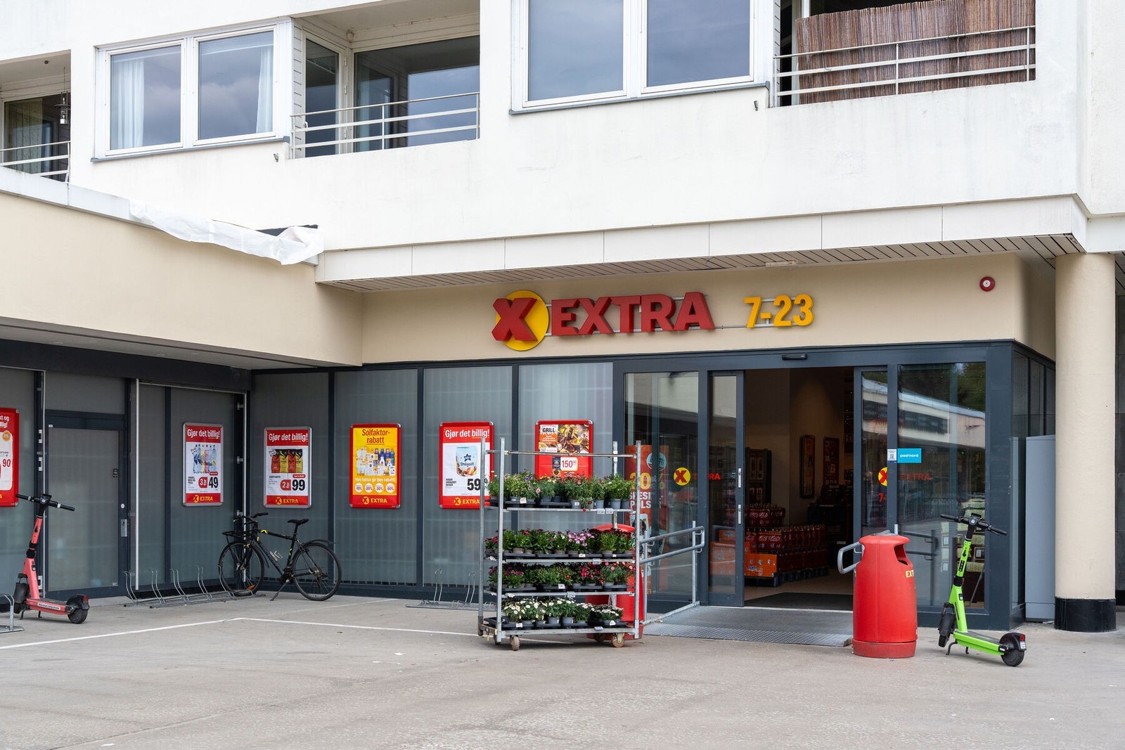 Rett under leiligheten ligger Extra med post i butikk Galleribilde