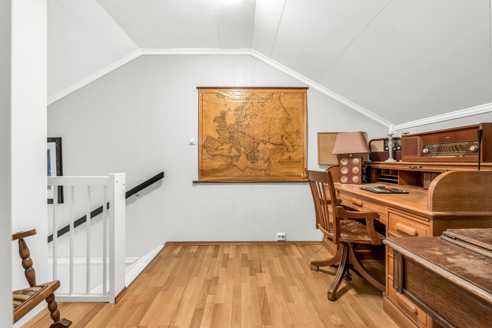 Meget praktisk med kontorplass for hjemmekontor i loftsetasjen Galleribilde