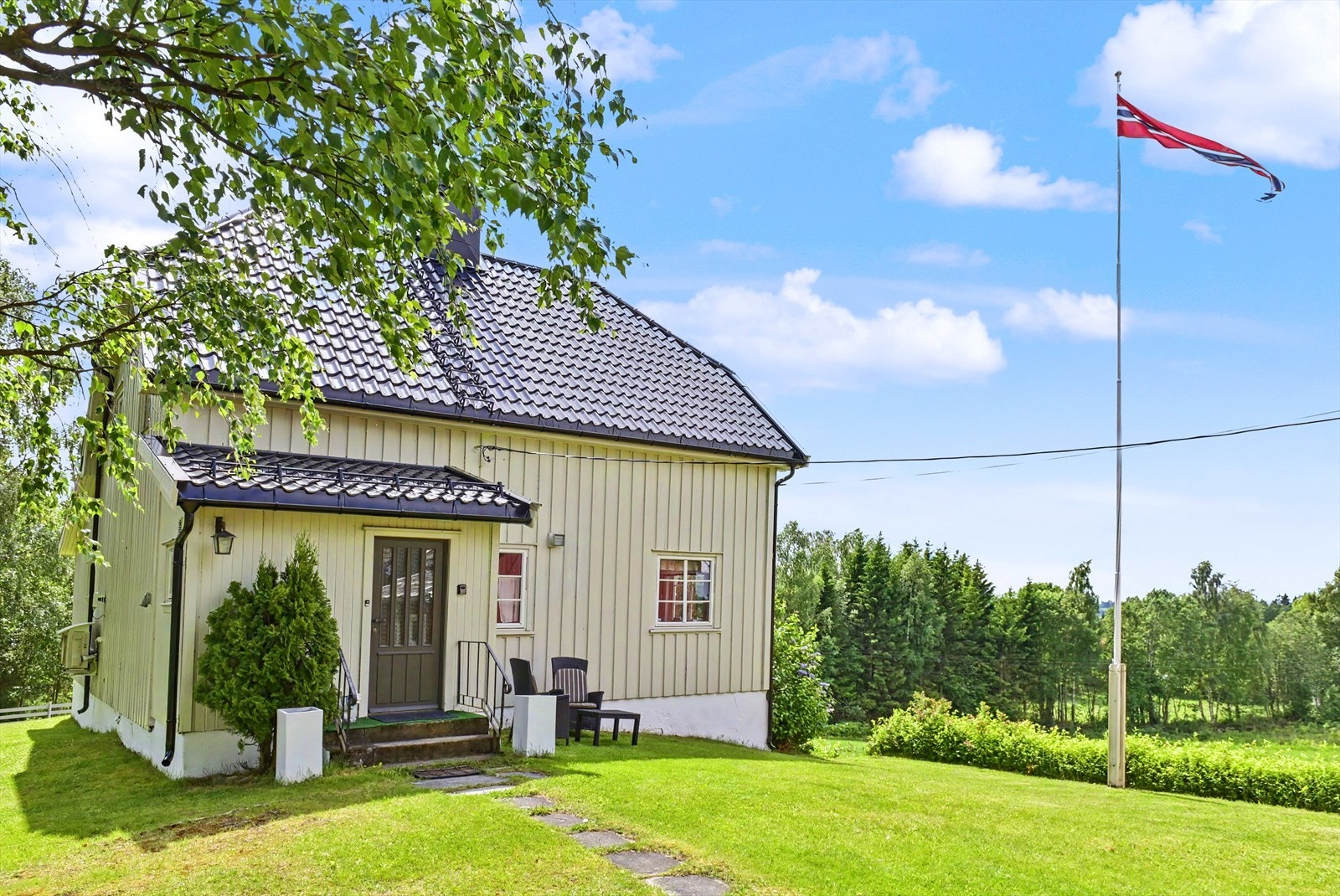 Enebolig fra 1925 som er betydelig oppgradert, med nytt tak og nye takrenner fra 2023. Galleribilde
